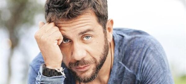 Γυμνός στο μπάνιο του φωτογραφήθηκε ο Γιώργος Μαζωνάκης