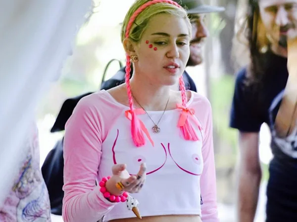miley-cyrus-boobs-top