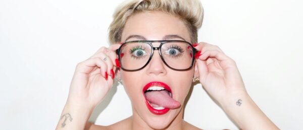 Η Miley Cyrus μας εύχεται Καλά Χριστούγεννα…γυμνή!