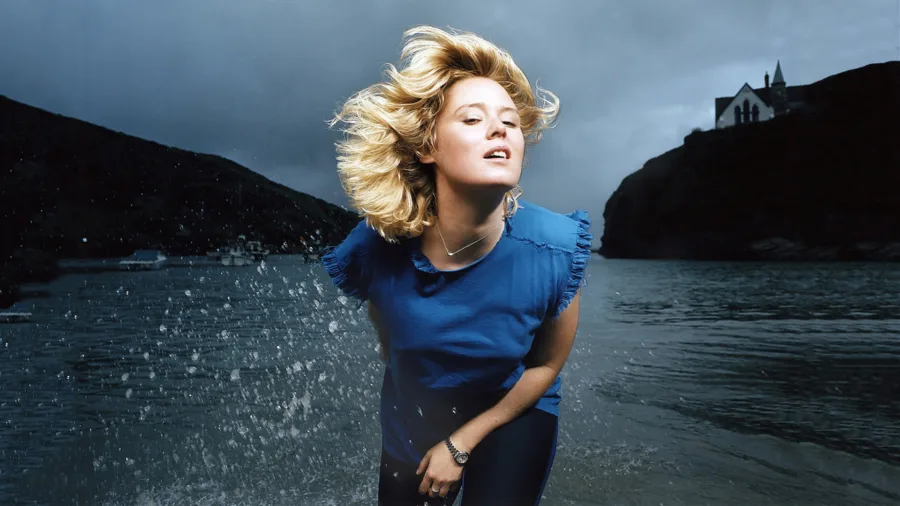 Η Róisín Murphy των Moloko σε παραθαλάσσιο τοπίο
