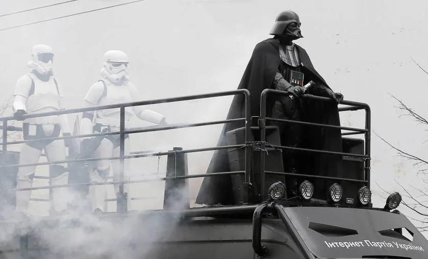 Άτομο ντυμένο ως Darth Vader με Stormtroopers σε προεκλογική καμπάνια του Διαδικτυακού Κόμματος Ουκρανίας στο Κίεβο.