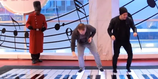 Ο Nick Jonas παίζει πιάνο με τα πόδια στο κατάστημα FAO Schwarz.