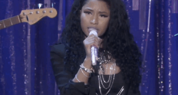 H Nicki Minaj ξεσηκώνει την εκπομπή της Ellen! Δείτε την να ερμηνεύει το «Bed Of Lies»