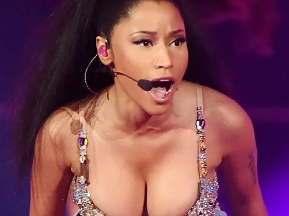 Η Nicki Minaj στη σκηνή με μικρόφωνο κεφαλής και εντυπωσιακό μπούστο.