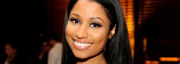 Κοντινό πλάνο της Nicki Minaj να χαμογελάει.