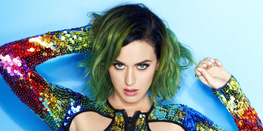 Η Katy Perry με πράσινα μαλλιά και πολύχρωμο ρούχο με πούλιες.