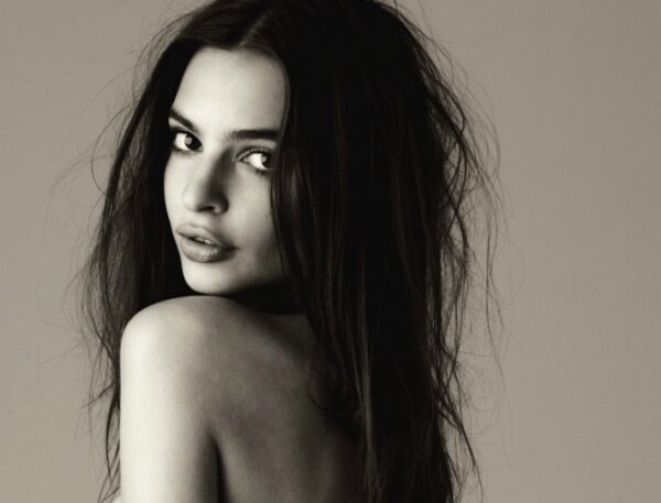 Μαντέψτε. Η Emily Ratajkowski προκαλεί ξανά