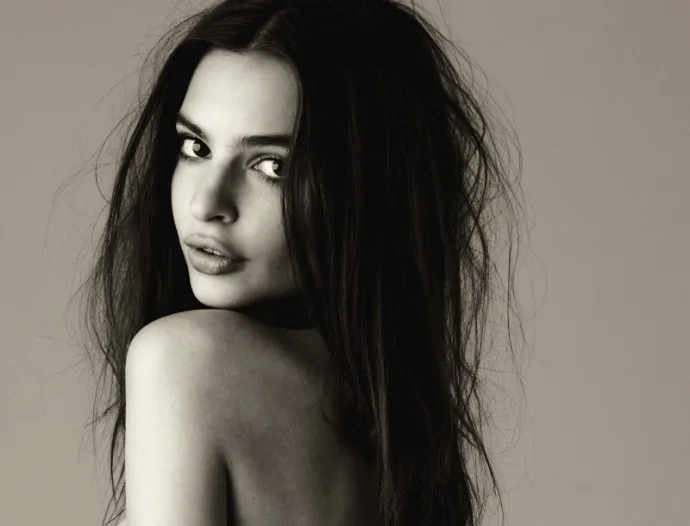 Η Emily Ratajkowski σε ασπρόμαυρο πορτρέτο