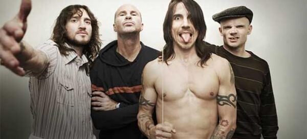 Η σύντροφος του τραγουδιστή των Red Hot Chilli Peppers είναι 32 χρόνια μικρότερη του. Και είναι κούκλα!