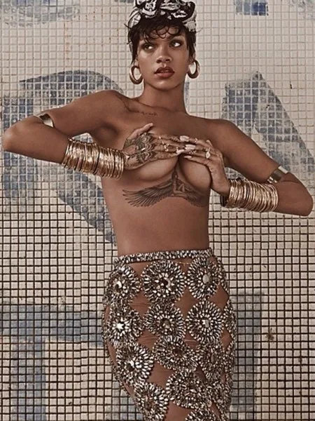 rihanna-boobs