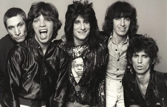 Το συγκρότημα των Rolling Stones σε ασπρόμαυρη φωτογραφία.