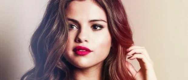 Η Selena Gomez με κυματιστά μαλλιά και έντονο κραγιόν.