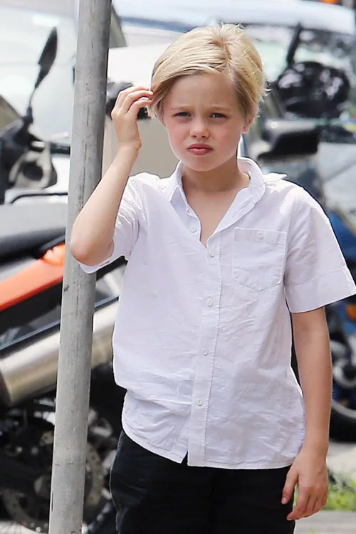 Angelina Jolie and the kids go shopping for books - Part 2 **USA ONLY**