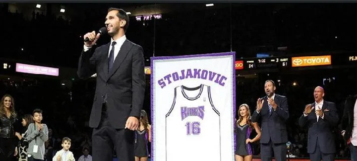 Ο Πέτζα Στογιάκοβιτς μιλάει στο γήπεδο των Σακραμέντο Κινγκς δίπλα στη φανέλα του.