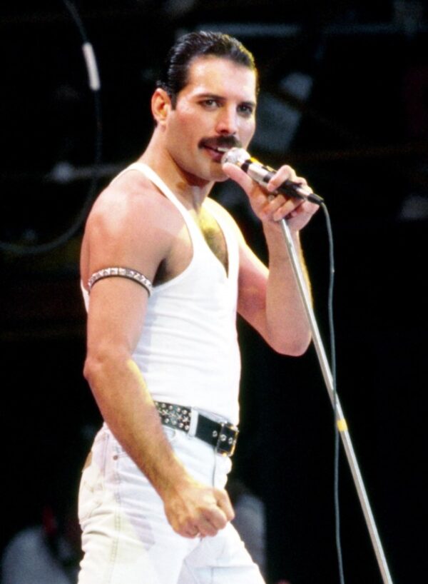 Ο Freddie Mercury των Queen στη σκηνή του Live Aid το 1985, ο οποίος απεβίωσε από επιπλοκές του AIDS.
