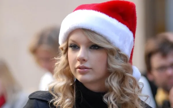 Η Taylor Swift με σκούφο Άγιου Βασίλη