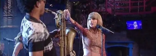 Η Taylor Swift στη σκηνή με σαξοφωνίστα