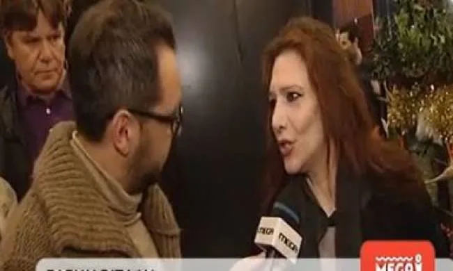 Η Ελένη Βιτάλη παραχωρεί συνέντευξη σε δημοσιογράφο.