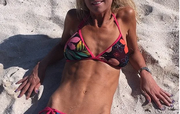 Η Tara Reid με μαγιό στην άμμο.