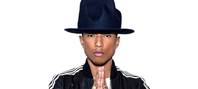 Ο Pharrell Williams με μαύρο καπέλο και αθλητική ζακέτα.