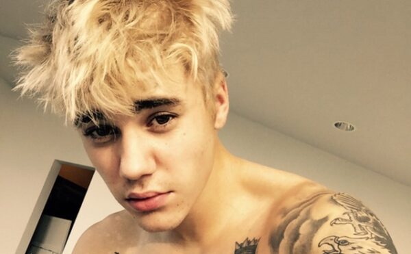 O Justin Bieber θέλει να μας πείσει ότι δεν χρησιμοποίησε photoshop και ποζάρει γυμνός με μια πετσέτα!