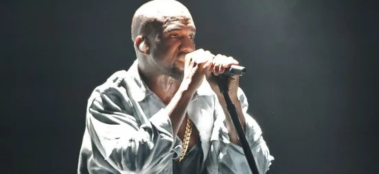 Ο Kanye West στη σκηνή με μικρόφωνο