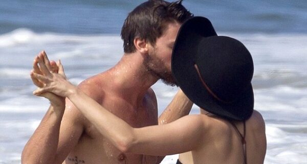 Miley Cyrus – Patrick Schwarzenegger: Φουλ ερωτευμένοι στην παραλία!