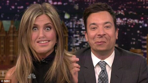 Η Jennifer Aniston ανταλλάσσει…χείλη με τον Jimmy Fallon και το αποτέλεσμα είναι ξεκαρδιστικό!