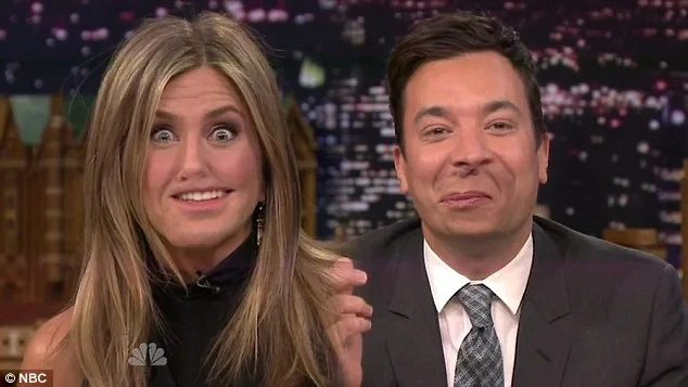 Η Jennifer Aniston και ο Jimmy Fallon σε τηλεοπτικό πλατό.