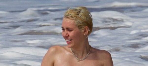 Η Miley Cyrus ξαναχτυπά! Δείτε την topless στην παραλία!