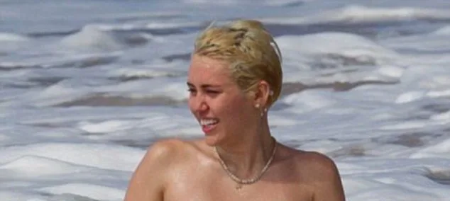 Η Miley Cyrus στην παραλία.