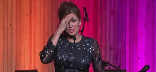 Η Eva Mendes σε ομιλία της στο event Hollywood Stand Up To Cancer.
