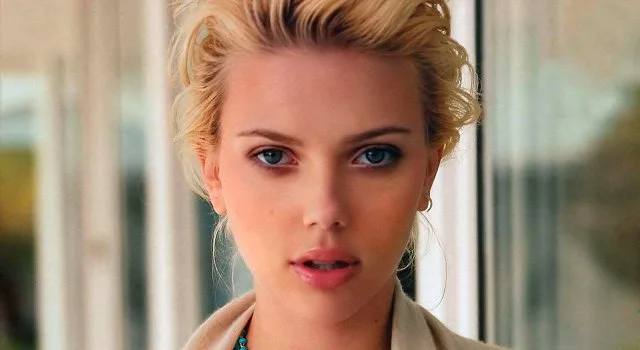 Κοντινό πορτρέτο της Scarlett Johansson με ξανθά μαλλιά.