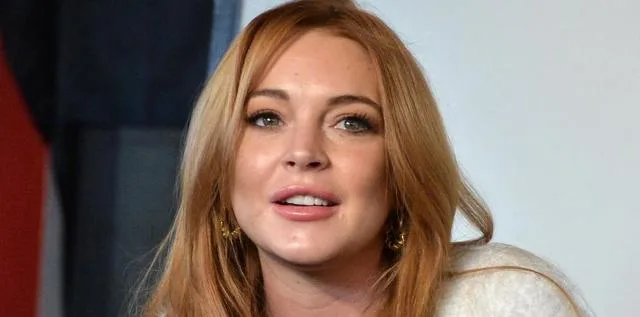 Κοντινό πλάνο της Lindsay Lohan με κόκκινα μαλλιά.