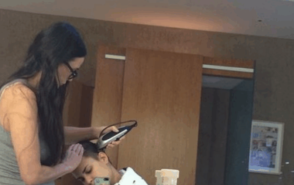 Η Demi Moore ξύρισε το κεφάλι της κόρης της