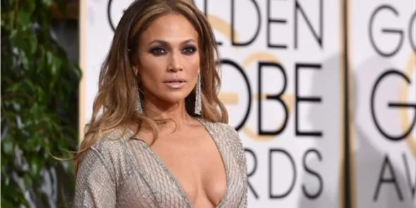 Η Jennifer Lopez σε επίσημη εμφάνιση στο κόκκινο χαλί των Golden Globes.