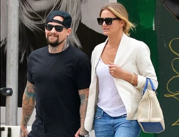 Η Cameron Diaz και ο Benji Madden περπατούν στο δρόμο.