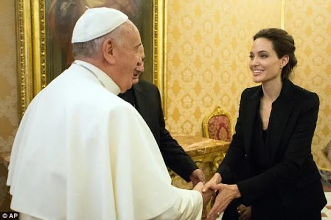 Η Angelina Jolie συναντά τον Πάπα Φραγκίσκο