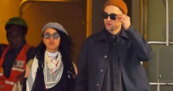 Ο Robert Pattinson και η FKA Twigs περπατούν μαζί στον δρόμο.