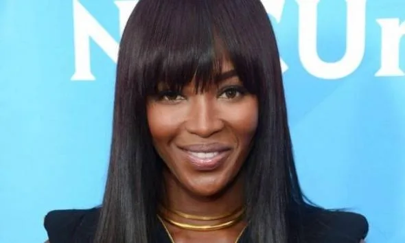Η Naomi Campbell με μαύρα μαλλιά και αφέλειες.