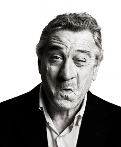 Ασπρόμαυρο πορτρέτο του Robert De Niro με αστεία έκφραση προσώπου.