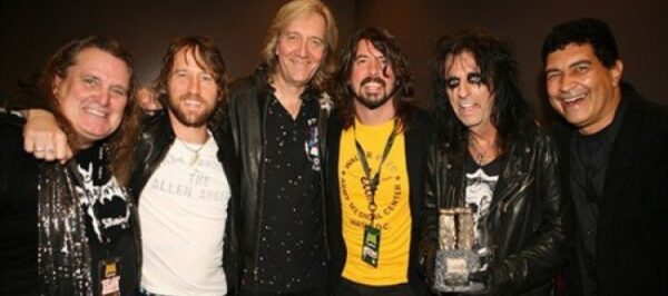 Δείτε τους Foo Fighters μαζί με τον Alice Cooper να ξετρελαίνουν το κοινό!