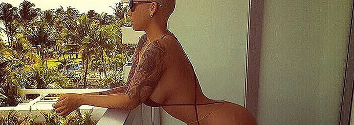 Η Amber Rose σε μπαλκόνι με θέα φοίνικες