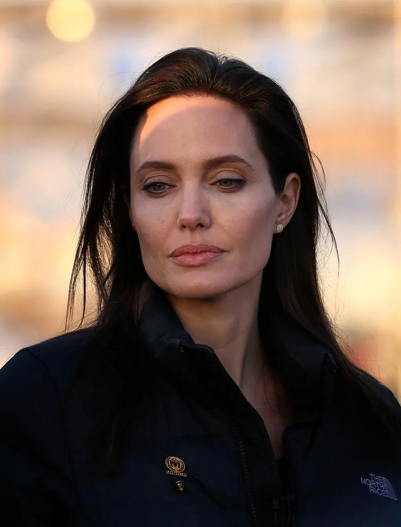 Angelina-Jolie-Refugee-Camp-Iraq-January-2015-6