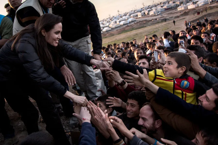 Η Angelina Jolie χαιρετάει πρόσφυγες στο Ιράκ