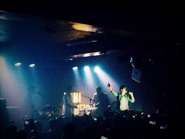 Εμφάνιση έκπληξη από τον Alex Turner των Arctic Monkeys σε συναυλία στο Λονδίνο!