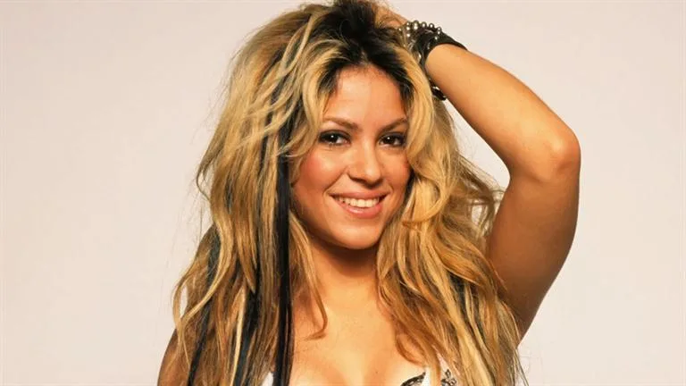 Η Shakira με ξανθά μαλλιά και μαύρες ανταύγειες
