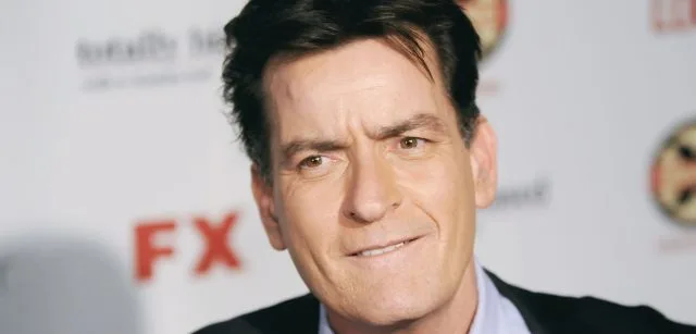 Ο Charlie Sheen σε κοντινό πλάνο.