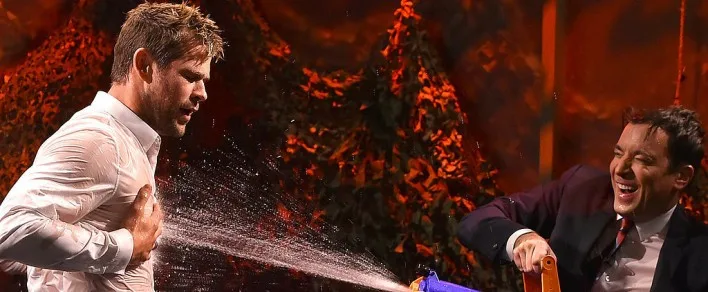 Ο Chris Hemsworth και ο Jimmy Fallon σε παιχνίδι με νεροπίστολα.