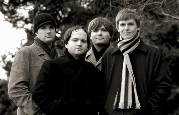 Το συγκρότημα Death Cab for Cutie σε ασπρόμαυρη φωτογραφία σε εξωτερικό χώρο.